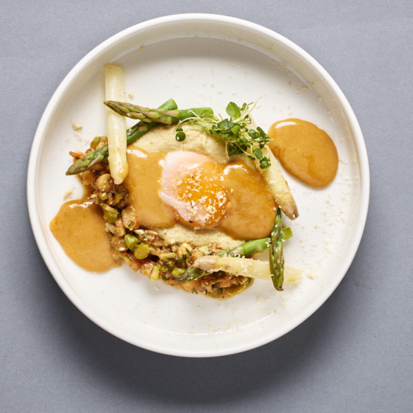 Jajko sous vide z hummusem z cieciorki, salsą z krewetek, szparagami i krewetkowym aioli z chipotle