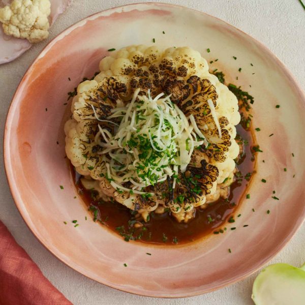 Stek z kalafiora z kalafiorowym risotto, sosem na pieczonych obierkach warzywnych i surówką z marynowanej kalarepy i selera