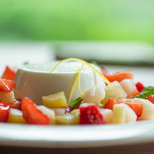 Szparagowa panna cotta z wanilią i salsą z rabarbaru, truskawek i szparagów – oryginalny i smakowity deser