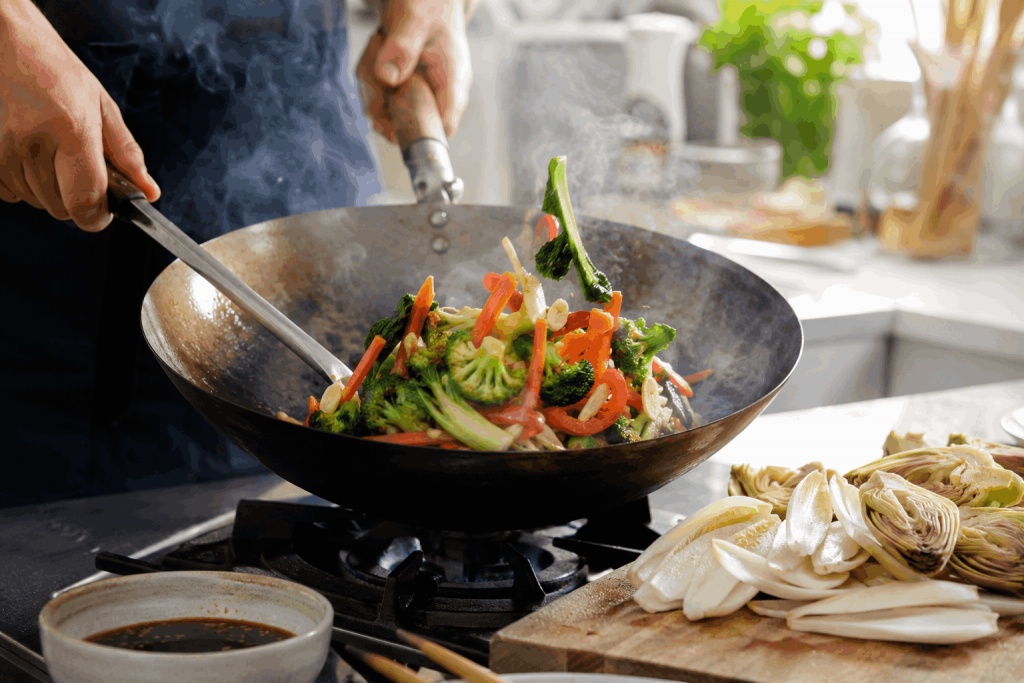 Warzywa stir-fry z woka z cykorią i karczochem