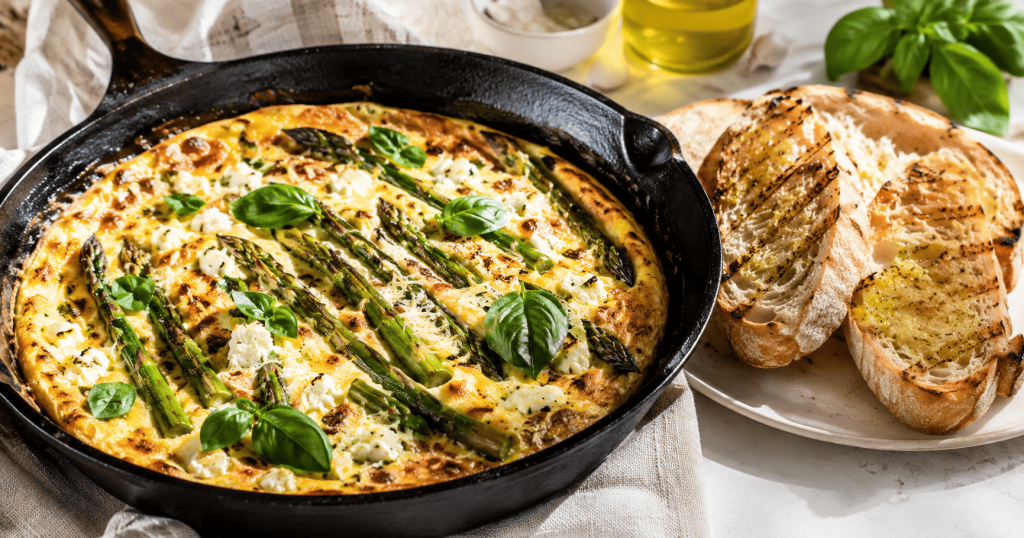Frittata ze szparagami i wędzonym twarogiem