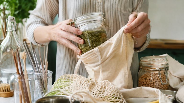Domowe sposoby na ograniczenie plastiku w domu: kuchnia, łazienka, sprzątanie, zakupy i przechowywanie żywności. Sprawdź, co zmienić od razu, aby produkować mniej odpadów.