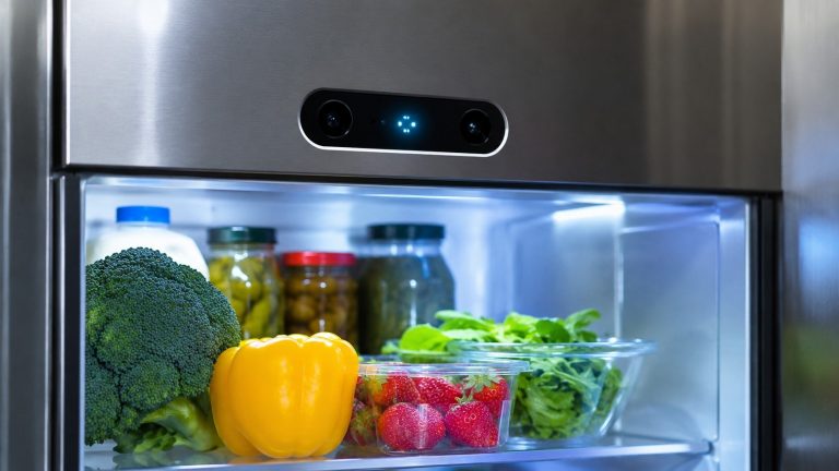 Lodówka z funkcją rozpoznawania produktów: jak AI zmienia kuchnię i zakupy Lodówka z funkcją rozpoznawania produktów zmienia zakupy, przechowywanie i planowanie posiłków. Sprawdzamy kamery AI, aplikacje, limity technologii, prywatność, energię i realne korzyści w kuchni.