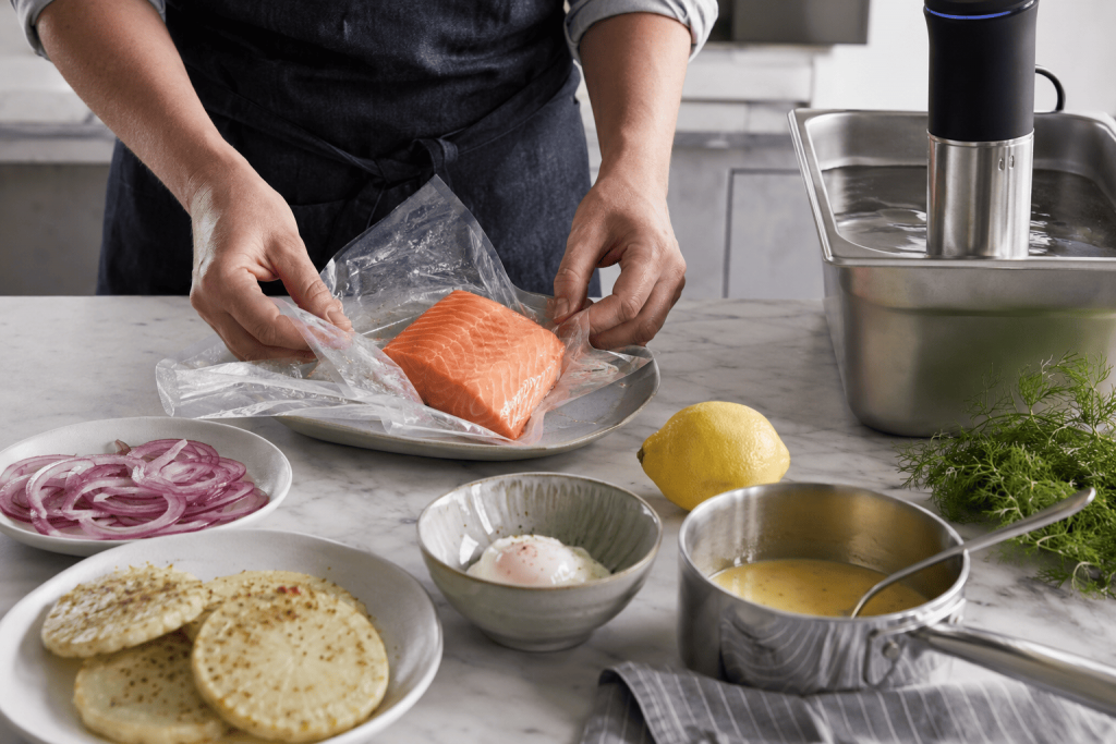 Łosoś sous vide z jajkiem na restauracyjne śniadanie
