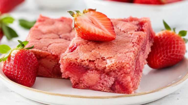 Strawberry brownies z jednej miski — wiralowe różowe ciasto z truskawkami Strawberry brownies przepis z jednej miski: świeże i liofilizowane truskawki, biała czekolada, gęsty środek i różowa polewa. Sprawdź proporcje, zamienniki i czas pieczenia krok po kroku.