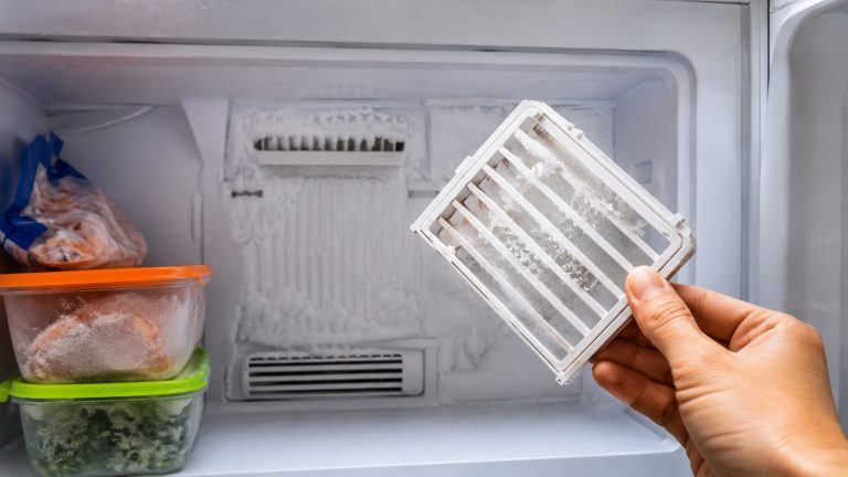 Szron w zamrażarce No Frost nie zawsze oznacza awarię. Sprawdź uszczelkę, odpływ, wentylację i otwieranie drzwi, zanim wezwiesz serwis. Zobacz, gdzie najczęściej powstaje problem i dlaczego.