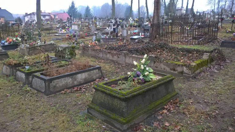 Nagrobek przed Wszystkimi Świętymi: czym umyć granit, lastryko i marmur, żeby nie zmatowiały i nie popękały Stare nagrobki z lastryka porośnięte mchem na cmentarzu parafialnym jesienią