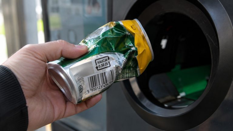 Zgnieciona puszka ze znakiem kaucji może nie przejść kontroli automatu. Sprawdź, czy odzyskasz 50 gr, kiedy pomoże obsługa sklepu i gdzie oddać puszkę.