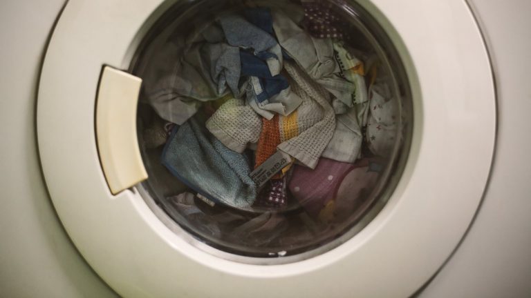 Ile prądu zużywa czajnik, piekarnik, pralka i suszarka? Koszt jednego użycia w złotówkach — tabela Bęben pralki z praniem w trakcie cyklu — pralka należy do urządzeń, których koszt jednego użycia łatwo policzyć