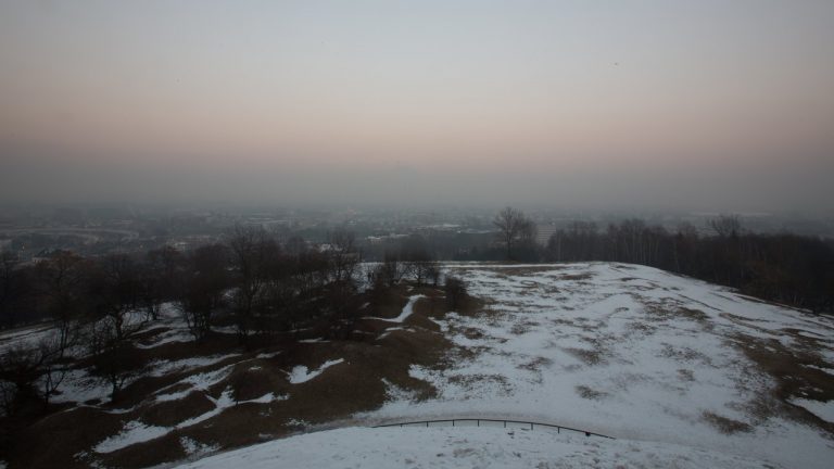 Smog nad Krakowem w zimowy dzień, widok z kopca na zamglone miasto